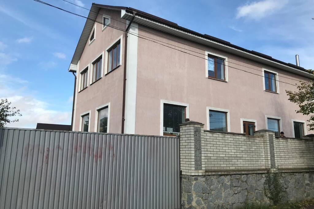 Зручне Помешкання В Центрі Міста Саме Для Вас. Berdychiv Eksteriør billede